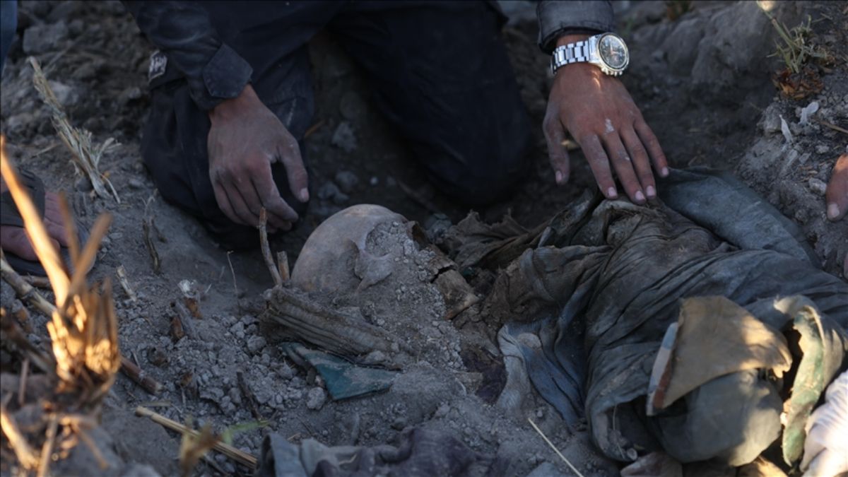 Suriye’nin Humus ilinde toplu mezarda 16 ceset bulundu